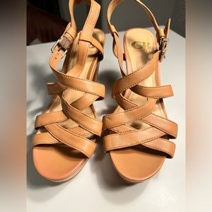 Brand new Gianni Bini tan wedges